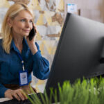 Kvinna som pratar i telefon