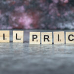 Olje pris skrivet med träbokstäver